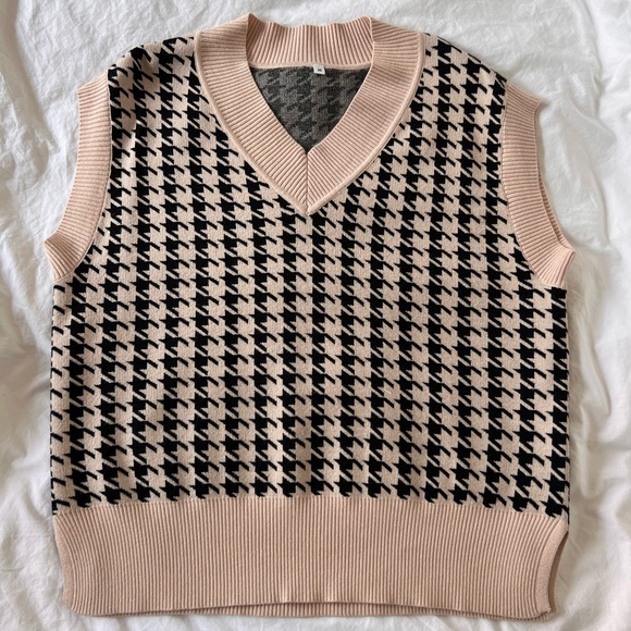 Houndstooth sweater vest casual layering top in neutral and black - Picture 5 of 7